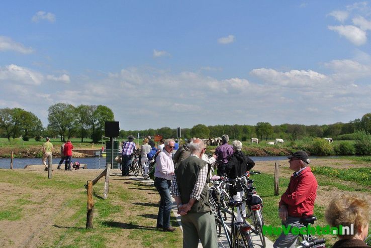 Drukte bij pontje over de Vecht bij Dalfsen - Foto: Niels Jansen