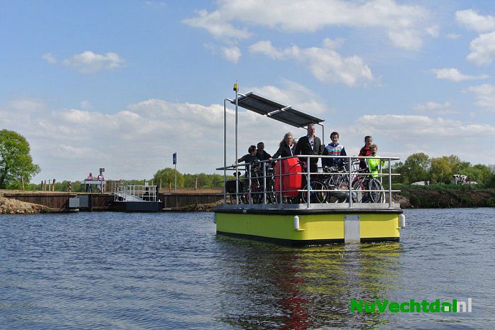 Drukte bij pontje over de Vecht bij Dalfsen - Foto: Niels Jansen