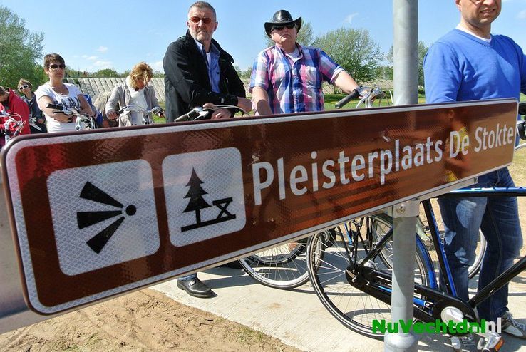 Drukte bij pontje over de Vecht bij Dalfsen - Foto: Niels Jansen