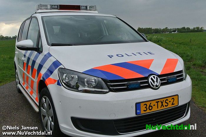 Jongeren op de vuist met politie Jalinkhof Dalfsen - Foto: Niels Jansen