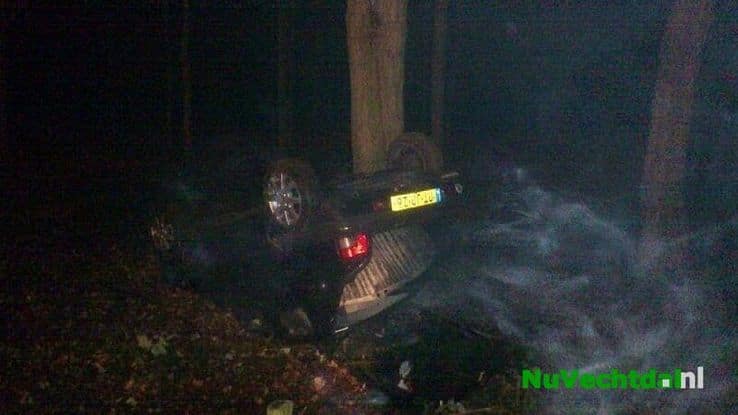 Auto over de kop en tegen boom Ruitenborghweg Dalfsen