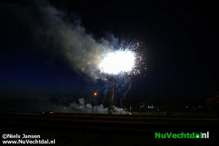 Foto’s+video: Spectaculair vuurwerk oranjefeest Dalfsen - Foto: Niels Jansen