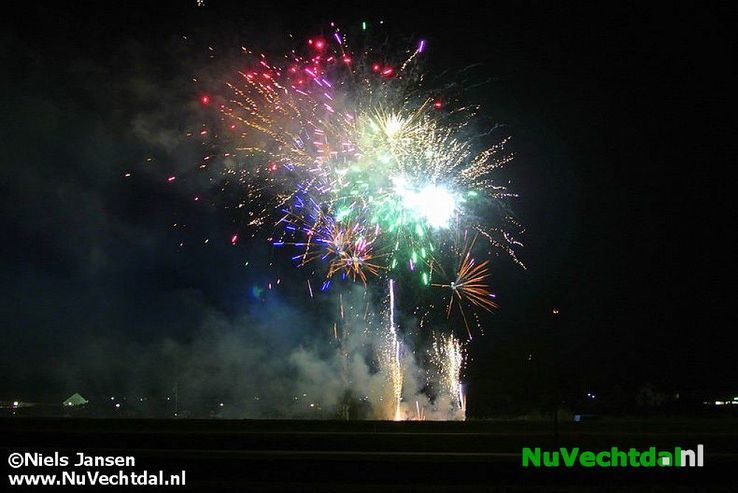 Foto’s+video: Spectaculair vuurwerk oranjefeest Dalfsen - Foto: Niels Jansen