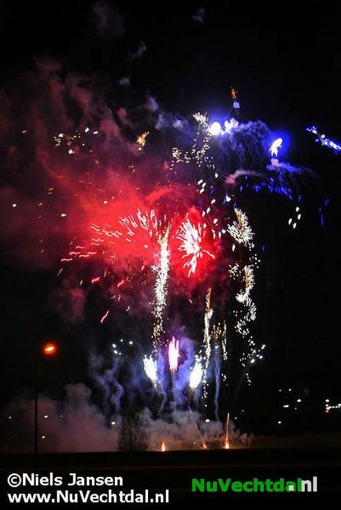 Foto’s+video: Spectaculair vuurwerk oranjefeest Dalfsen - Foto: Niels Jansen