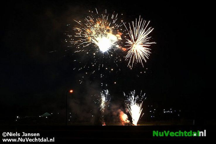 Foto’s+video: Spectaculair vuurwerk oranjefeest Dalfsen - Foto: Niels Jansen