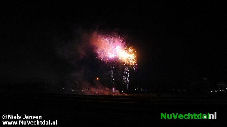 Foto’s+video: Spectaculair vuurwerk oranjefeest Dalfsen - Foto: Niels Jansen