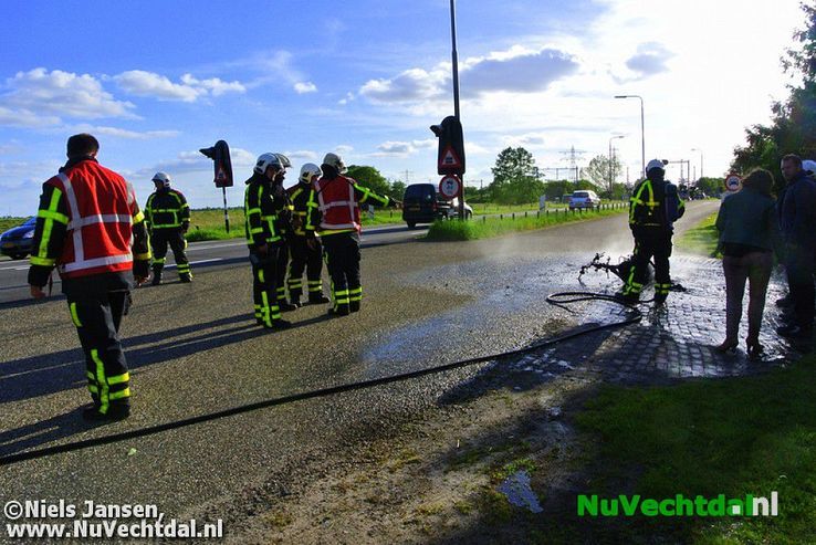 Bromfiets afgebrand aan de Hessenweg bij Dalfsen - Foto: Niels Jansen