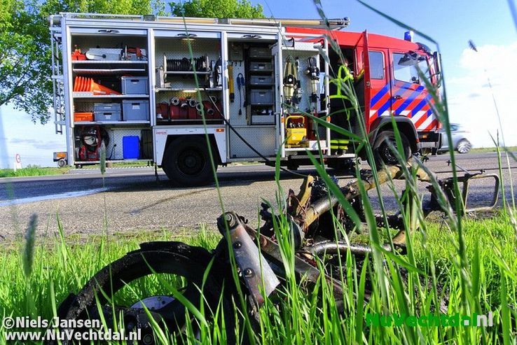 Bromfiets afgebrand aan de Hessenweg bij Dalfsen - Foto: Niels Jansen