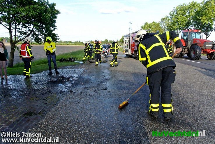 Bromfiets afgebrand aan de Hessenweg bij Dalfsen - Foto: Niels Jansen