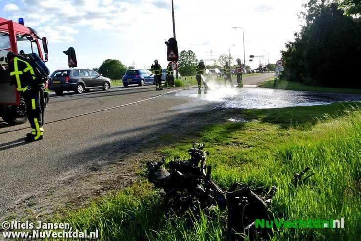 Bromfiets afgebrand aan de Hessenweg bij Dalfsen - Foto: Niels Jansen