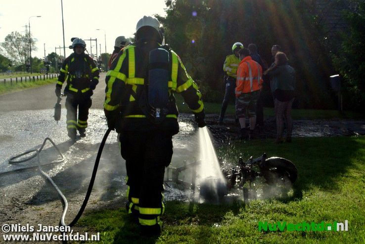 Bromfiets afgebrand aan de Hessenweg bij Dalfsen - Foto: Niels Jansen