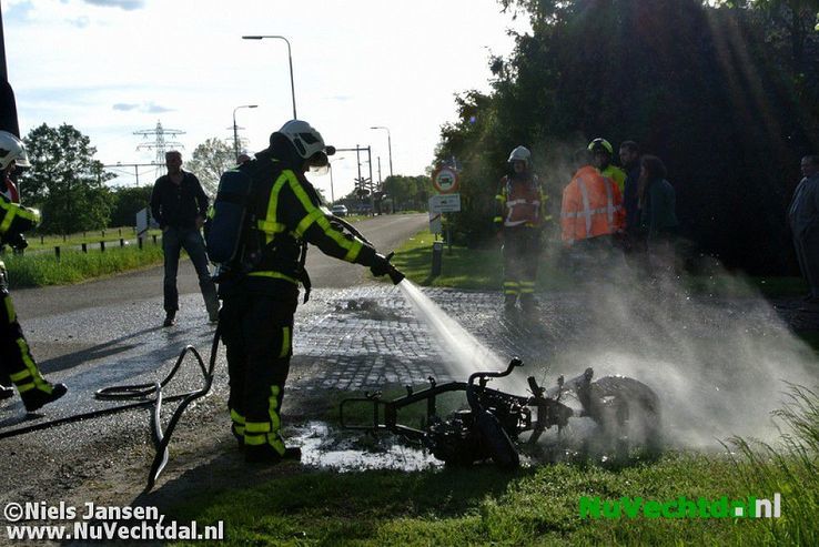 Bromfiets afgebrand aan de Hessenweg bij Dalfsen - Foto: Niels Jansen
