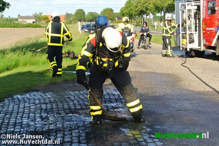 Bromfiets afgebrand aan de Hessenweg bij Dalfsen - Foto: Niels Jansen
