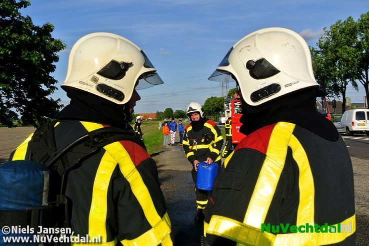 Bromfiets afgebrand aan de Hessenweg bij Dalfsen - Foto: Niels Jansen