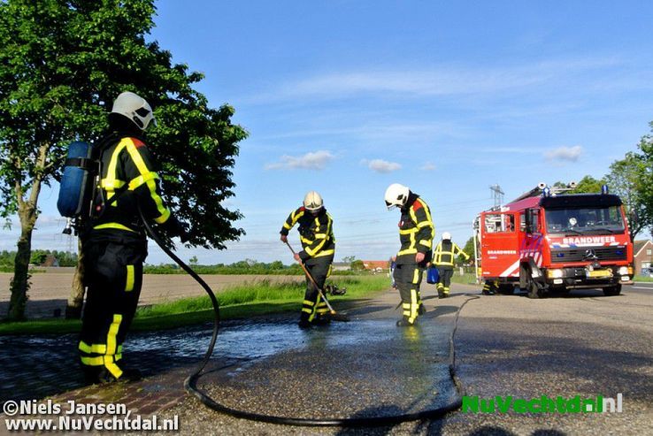 Bromfiets afgebrand aan de Hessenweg bij Dalfsen - Foto: Niels Jansen
