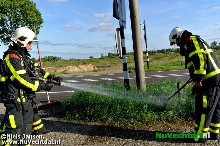 Bromfiets afgebrand aan de Hessenweg bij Dalfsen - Foto: Niels Jansen
