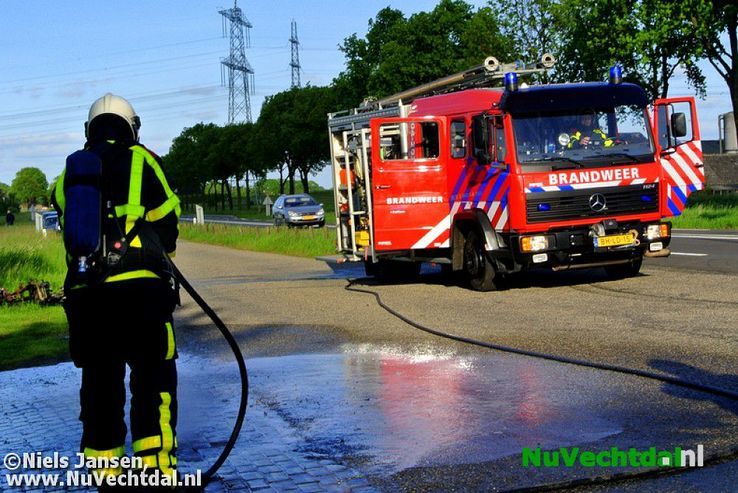Bromfiets afgebrand aan de Hessenweg bij Dalfsen - Foto: Niels Jansen