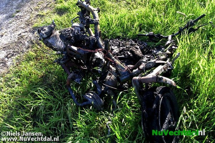 Bromfiets afgebrand aan de Hessenweg bij Dalfsen - Foto: Niels Jansen