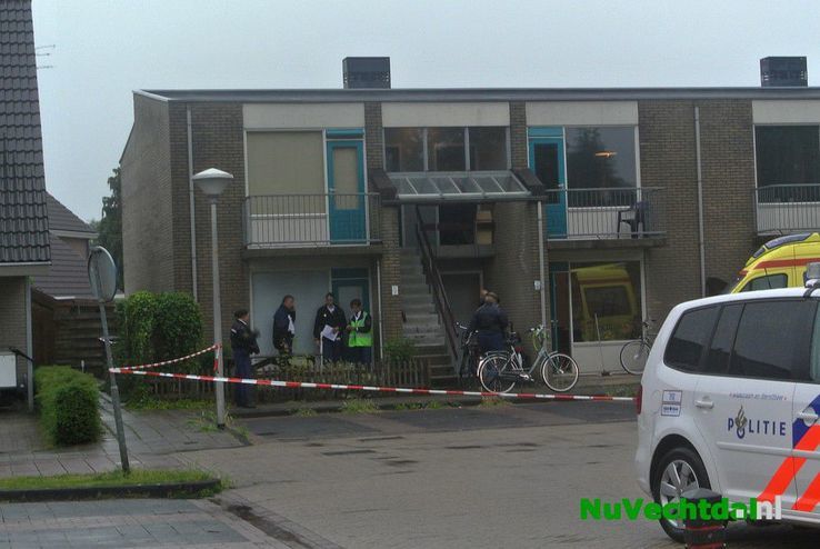 (VIDEO) Man vermoord in flatwoning Engberserf Dalfsen - Foto: Niels Jansen