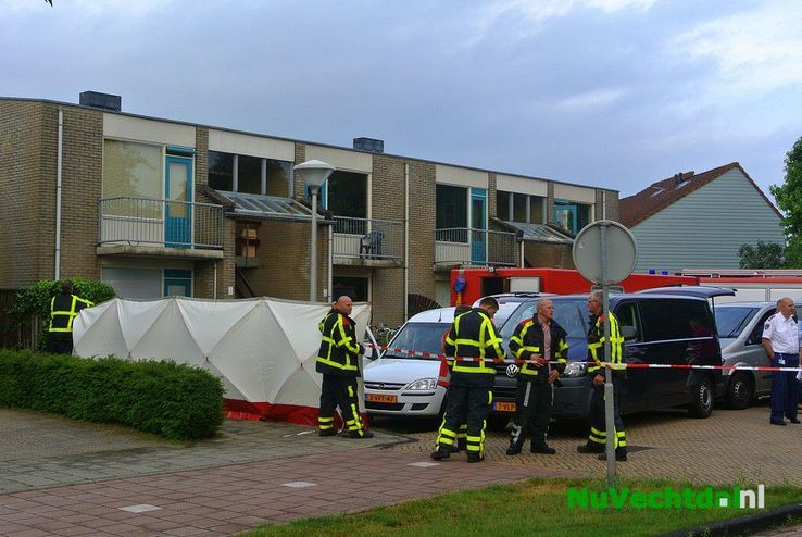 (VIDEO) Man vermoord in flatwoning Engberserf Dalfsen - Foto: Niels Jansen