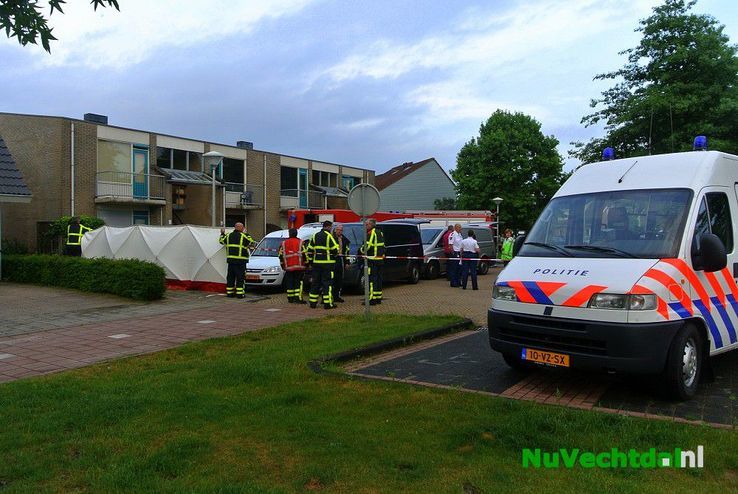 (VIDEO) Man vermoord in flatwoning Engberserf Dalfsen - Foto: Niels Jansen