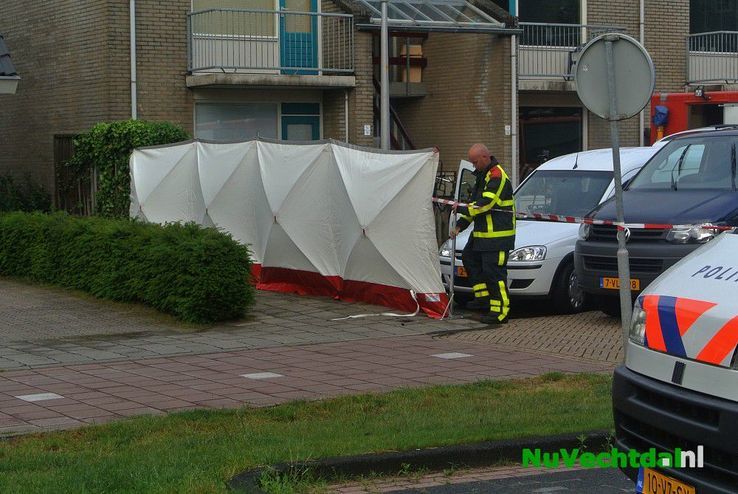 (VIDEO) Man vermoord in flatwoning Engberserf Dalfsen - Foto: Niels Jansen