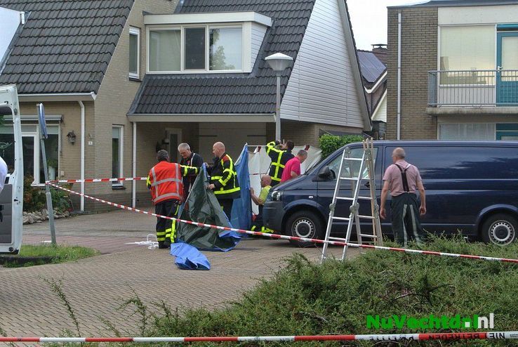 (VIDEO) Man vermoord in flatwoning Engberserf Dalfsen - Foto: Niels Jansen