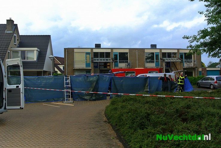 (VIDEO) Man vermoord in flatwoning Engberserf Dalfsen - Foto: Niels Jansen