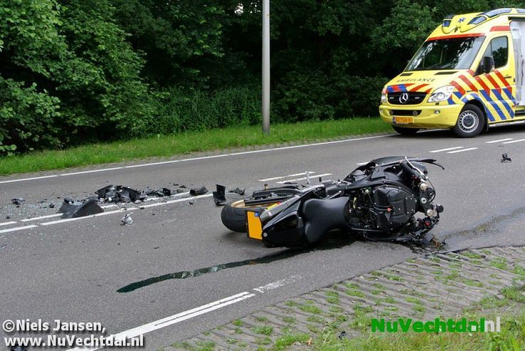 Motorrijder gewond bij aanrijding Koesteeg Dalfsen - Foto: Niels Jansen