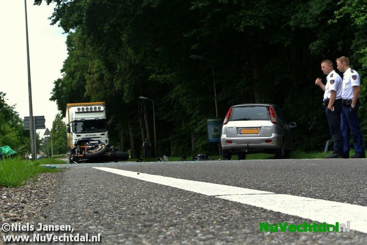 Motorrijder gewond bij aanrijding Koesteeg Dalfsen - Foto: Niels Jansen