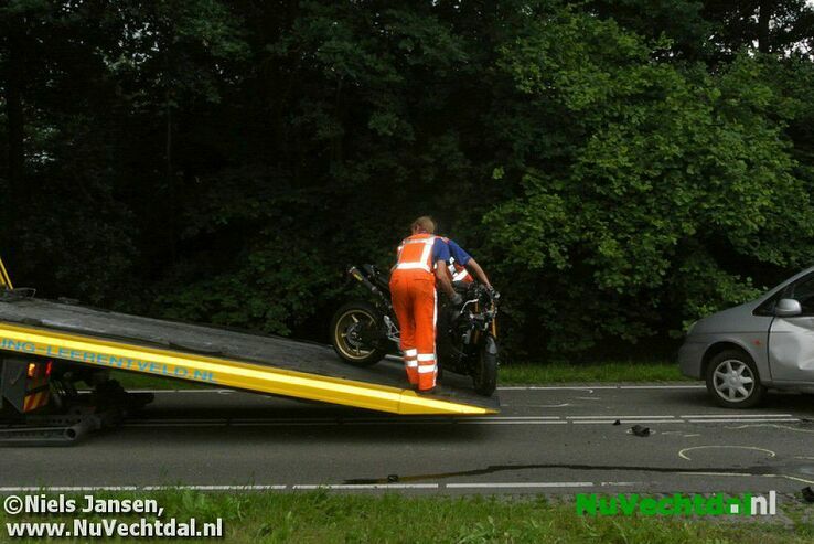 Motorrijder gewond bij aanrijding Koesteeg Dalfsen - Foto: Niels Jansen
