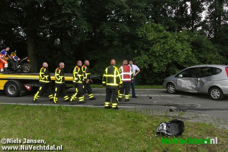 Motorrijder gewond bij aanrijding Koesteeg Dalfsen - Foto: Niels Jansen