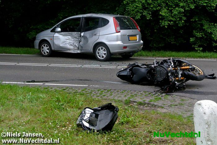 Motorrijder gewond bij aanrijding Koesteeg Dalfsen - Foto: Niels Jansen