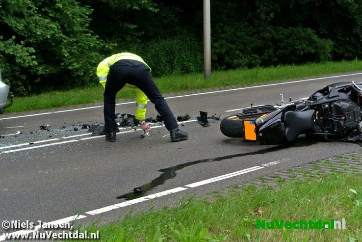 Motorrijder gewond bij aanrijding Koesteeg Dalfsen - Foto: Niels Jansen