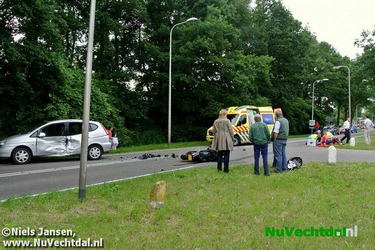 Motorrijder gewond bij aanrijding Koesteeg Dalfsen - Foto: Niels Jansen