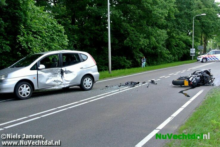 Motorrijder gewond bij aanrijding Koesteeg Dalfsen - Foto: Niels Jansen