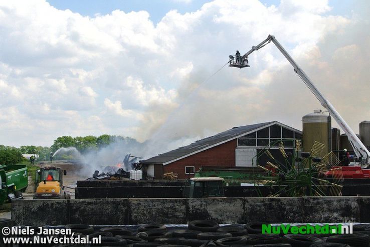 VIDEO Grote brand bij boerderij Muldersstraat Dalfsen - Foto: Niels Jansen