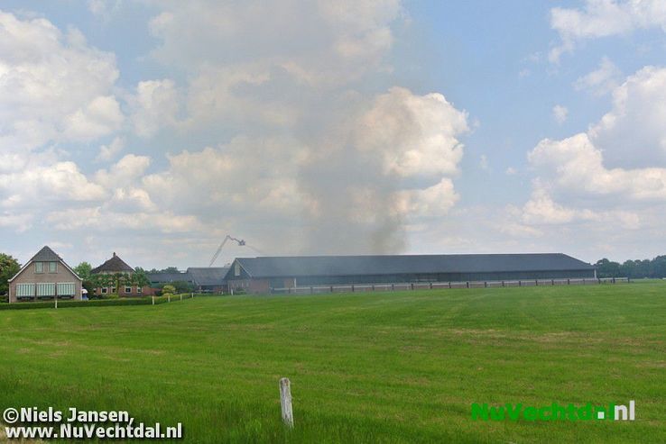 VIDEO Grote brand bij boerderij Muldersstraat Dalfsen - Foto: Niels Jansen