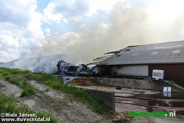 VIDEO Grote brand bij boerderij Muldersstraat Dalfsen - Foto: Niels Jansen