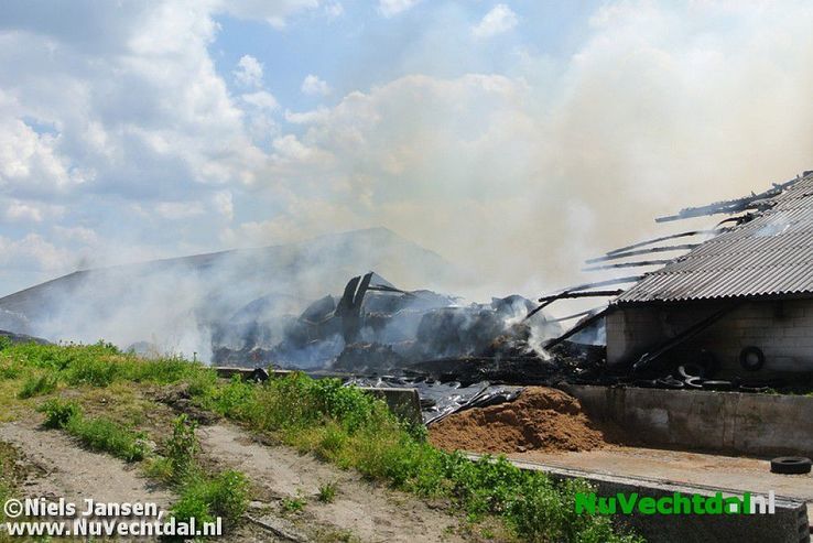 VIDEO Grote brand bij boerderij Muldersstraat Dalfsen - Foto: Niels Jansen