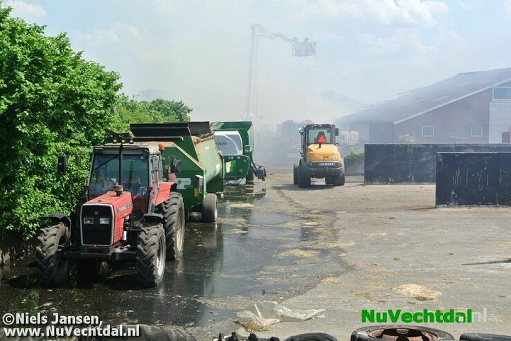 VIDEO Grote brand bij boerderij Muldersstraat Dalfsen - Foto: Niels Jansen