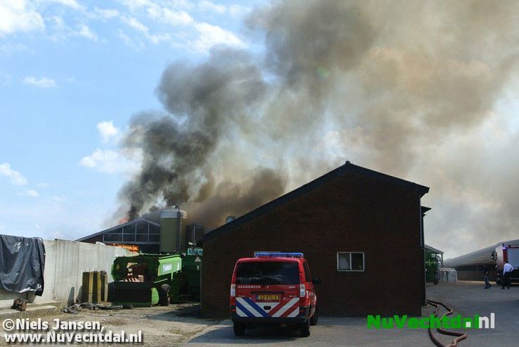 VIDEO Grote brand bij boerderij Muldersstraat Dalfsen - Foto: Niels Jansen