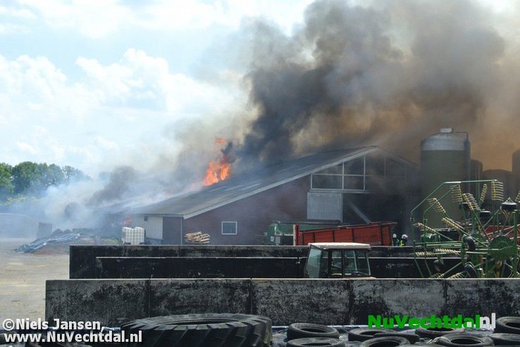 VIDEO Grote brand bij boerderij Muldersstraat Dalfsen - Foto: Niels Jansen