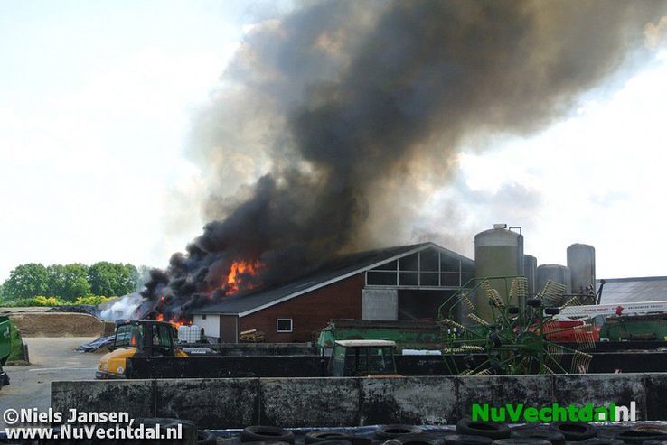 VIDEO Grote brand bij boerderij Muldersstraat Dalfsen - Foto: Niels Jansen