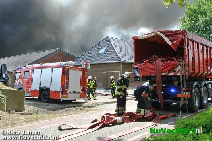 VIDEO Grote brand bij boerderij Muldersstraat Dalfsen - Foto: Niels Jansen