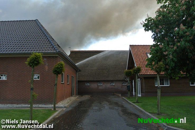 VIDEO Grote brand bij boerderij Muldersstraat Dalfsen - Foto: Niels Jansen