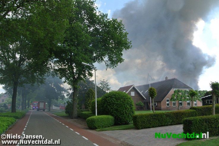 VIDEO Grote brand bij boerderij Muldersstraat Dalfsen - Foto: Niels Jansen