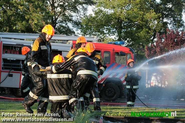 Spectaculair watergevecht Jeugdbrandweer Dalfsen - Foto: Reinier van Assen