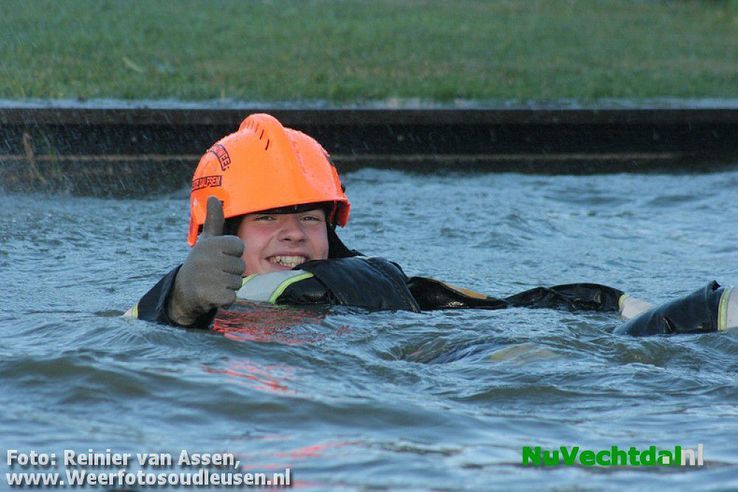 Spectaculair watergevecht Jeugdbrandweer Dalfsen - Foto: Reinier van Assen