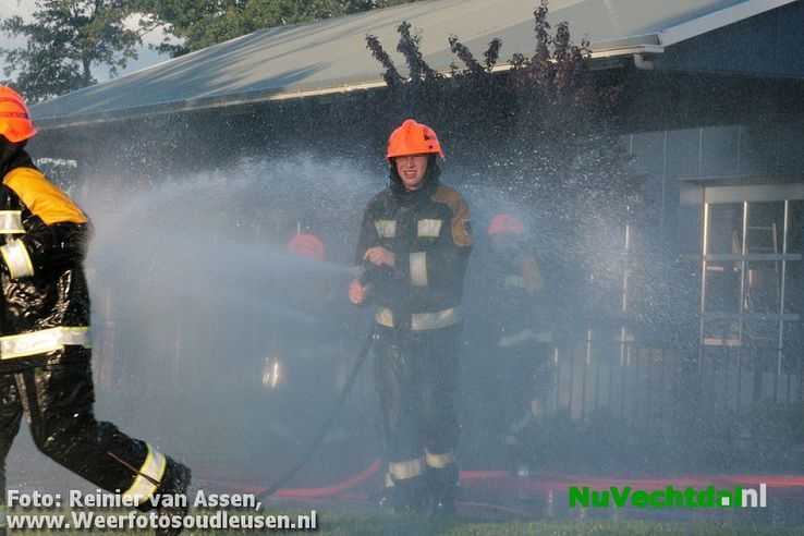 Spectaculair watergevecht Jeugdbrandweer Dalfsen - Foto: Reinier van Assen